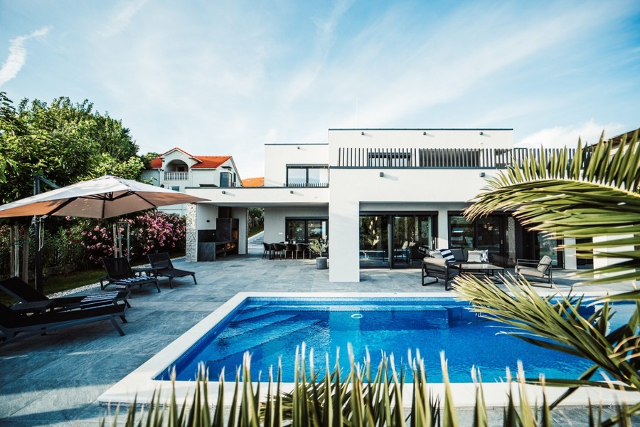 Vila s bazénem a palmami