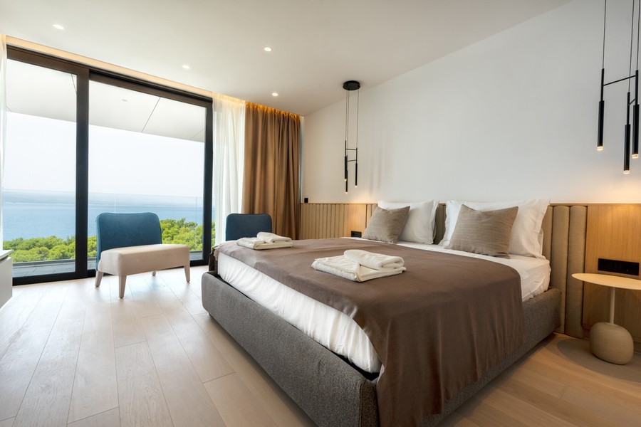 Ložnice s dveřmi na balkon