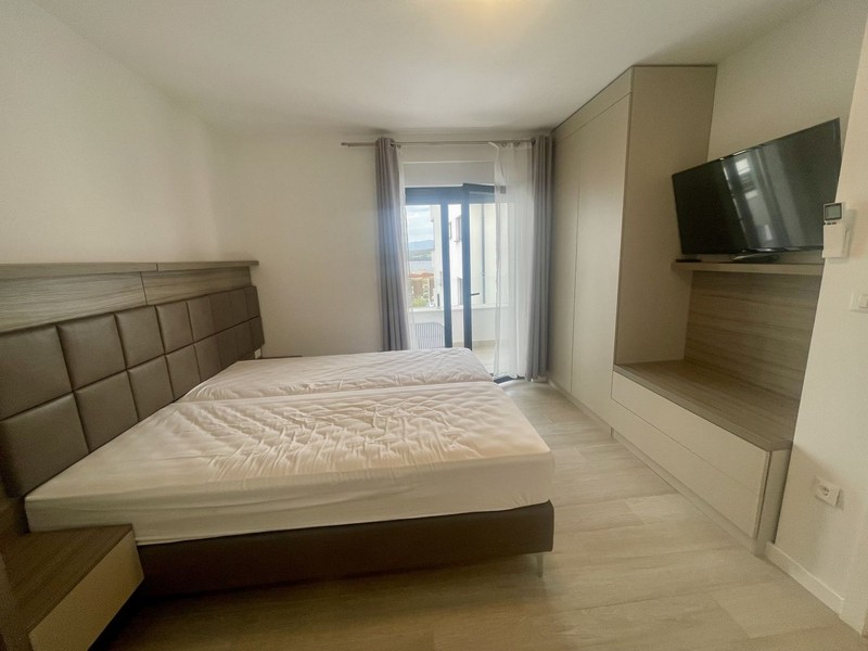 Ložnice s dveřmi na balkon