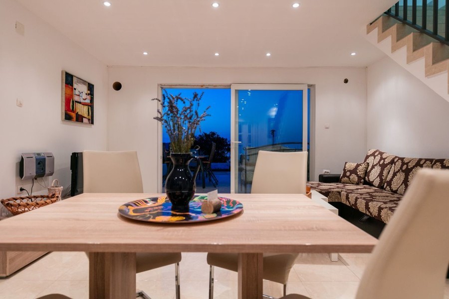 Obývací pokoj s jídelním stolem a skleněnými dveřmi