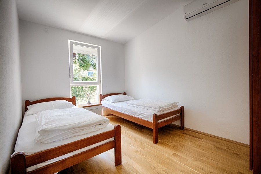 Ložnice se dvěma jednolůžkovými postelemi