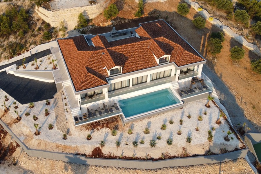 Vila s bazénem a upravenou venkovní zahradou shora