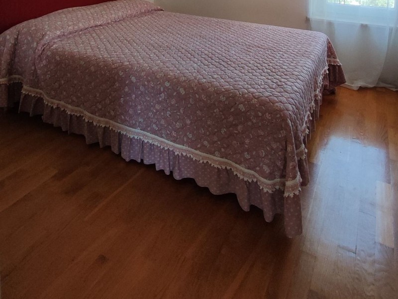 Ložnice s dřevěnou podlahou