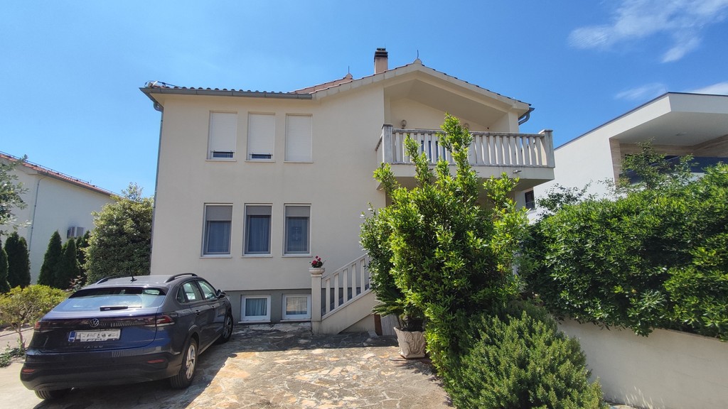 Přední strana domu s příjezdovou cestou