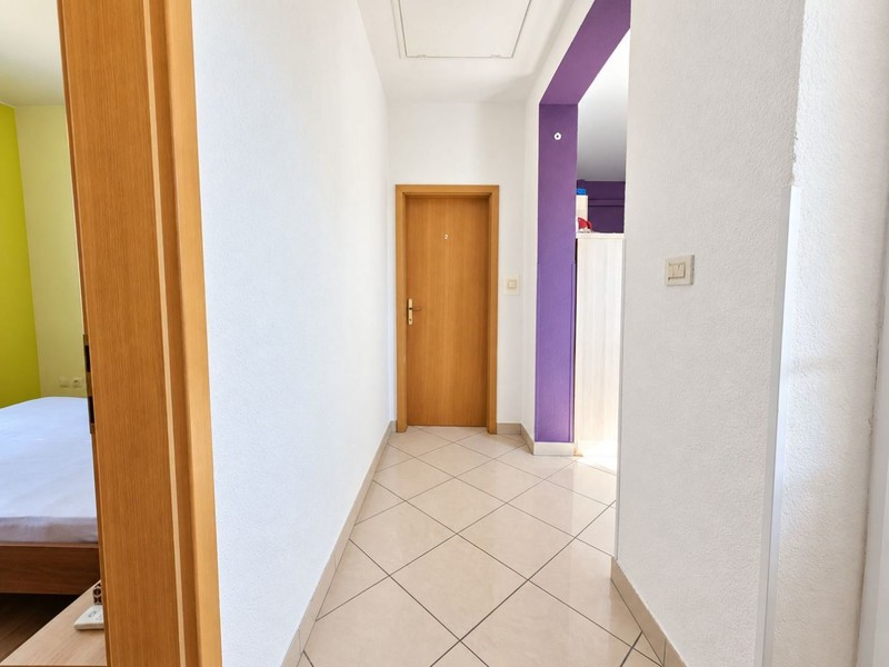 Chodba s dlažbou a dveřmi do pokojů