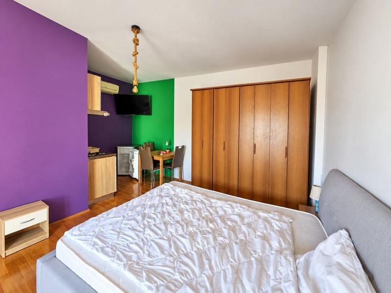 Studio s spacím prostorem a kuchyňskou linkou