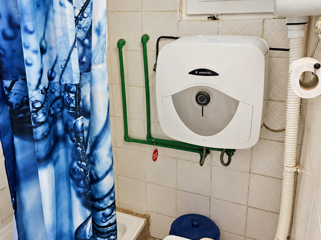 WC s oknem a ohřívačem vody