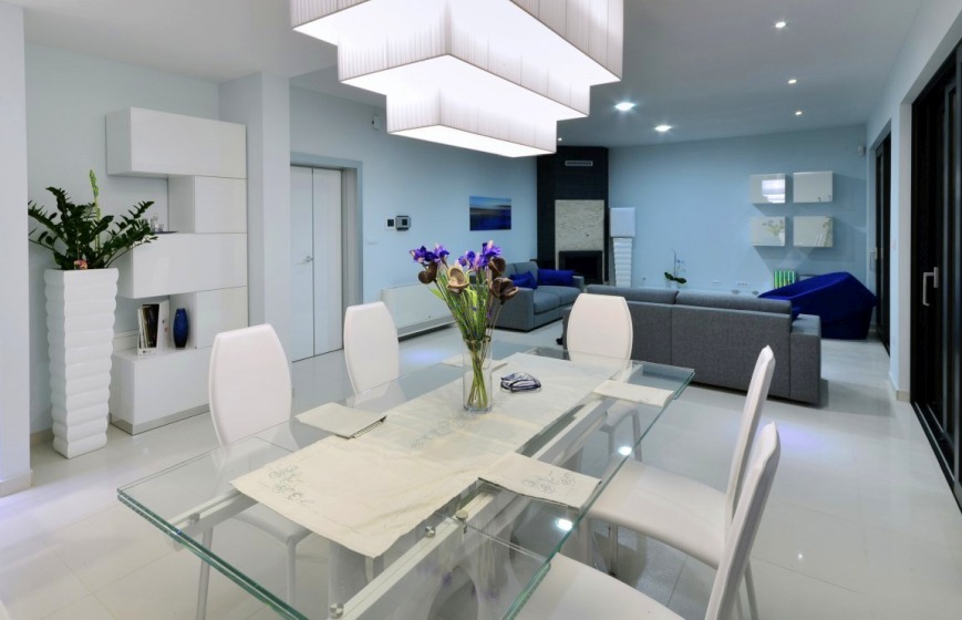 Jídelní část moderní luxusní vily vede do obývací části