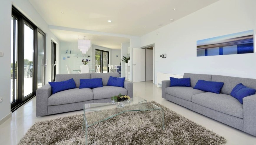 Pohled do prostorného obývacího prostoru moderní luxusní vily s výhledem na moře v Chorvatsku