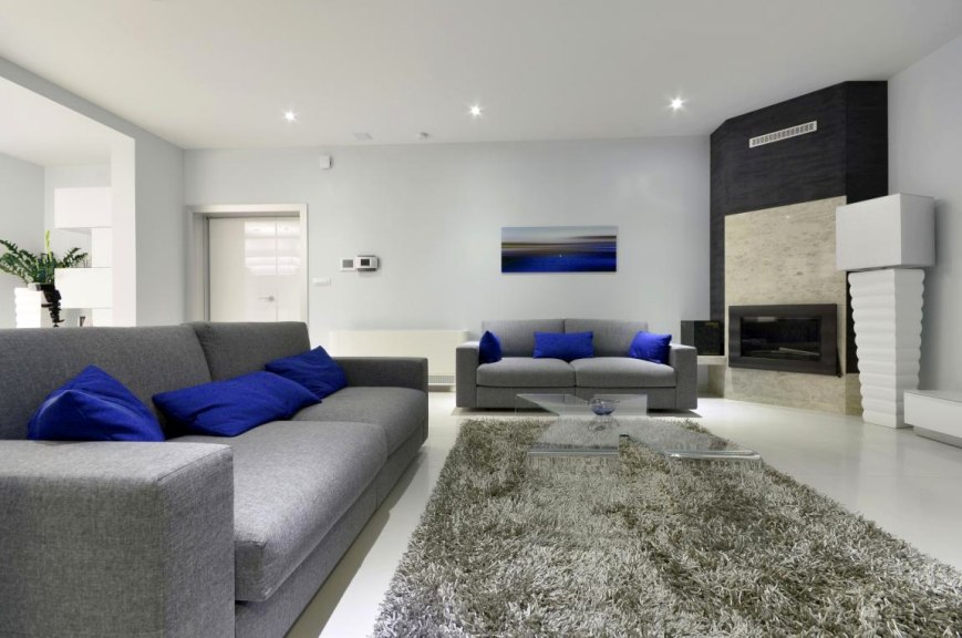 Pohled na prostorný obývací prostor moderní luxusní vily s výhledem na moře v Chorvatsku