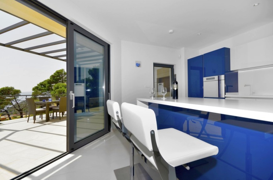 Jídelní kout a kuchyně mají také fantastický výhled na moře a ostrovy. Panorama Scouting - nemovitosti s výhledem na moře