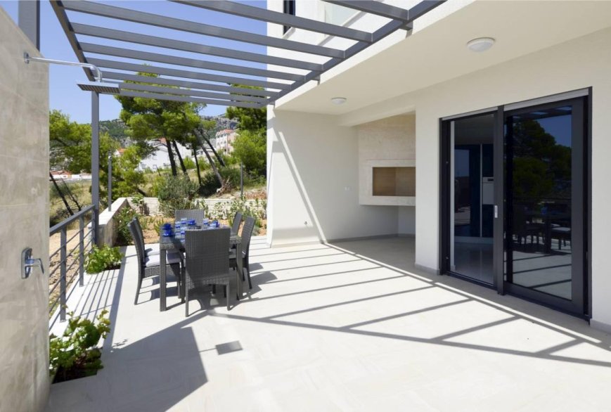 Dojmy ze střešní terasy moderní luxusní vily v Chorvatsku