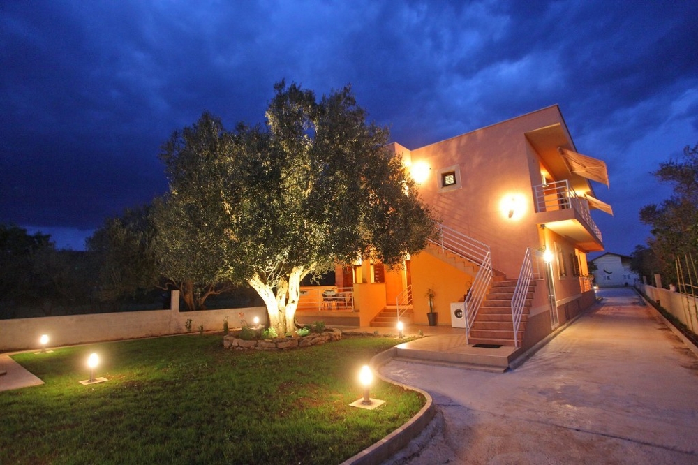 Balkon s výhledem na okolí Středozemního moře.