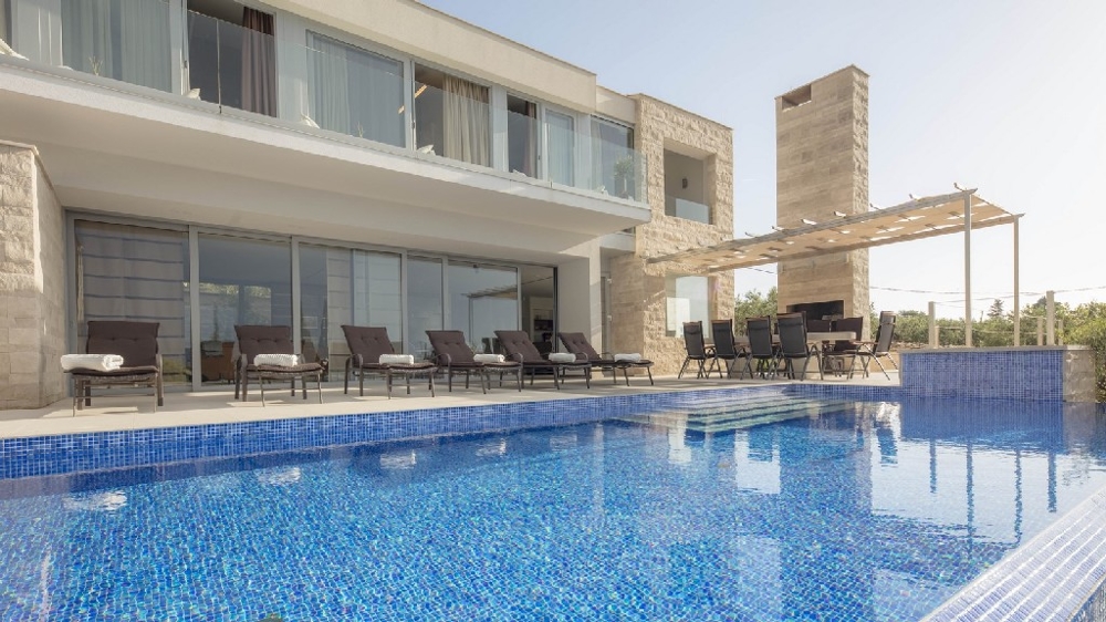 Prvotřídní nábytek a vybavení uvnitř.