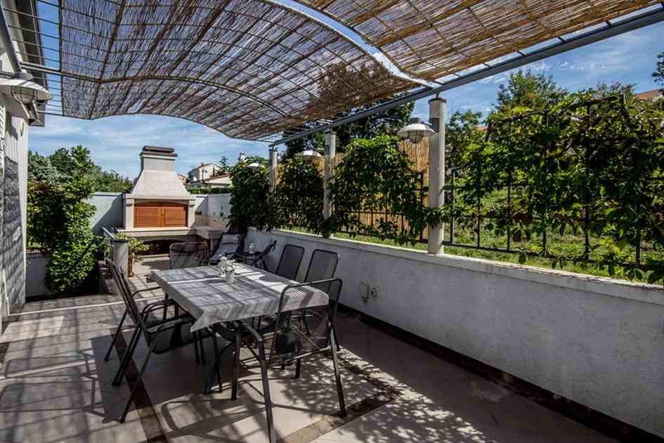 Terasa s grilem za vilou - Realitní ostrov Krk.