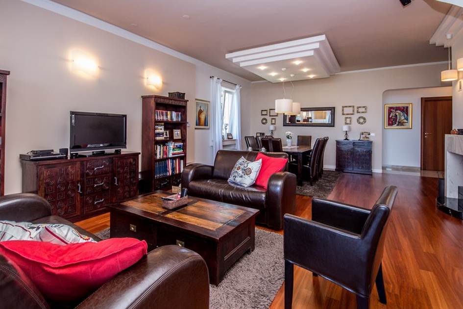 Interiér vily s luxusním nábytkem na ostrově Krk, Kvarnerský záliv.