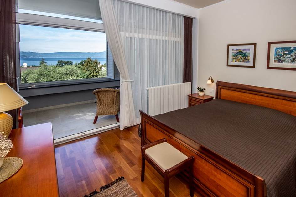 Ložnice s balkonem a krásným výhledem.