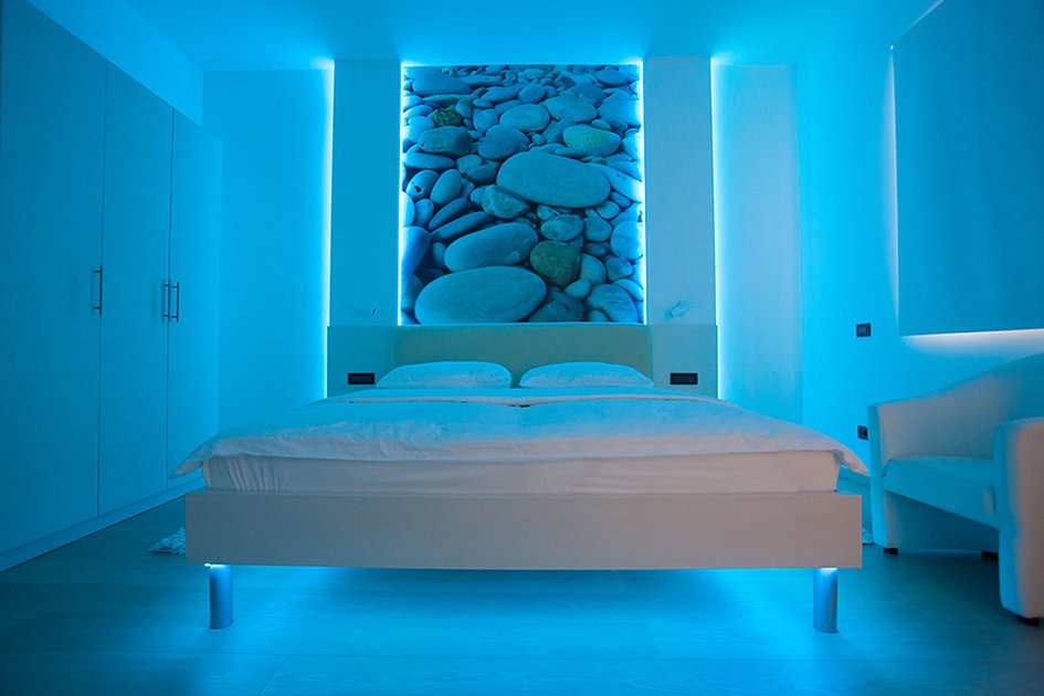 Moderní pokoje - jedna z 11 ložnic ve vile nedaleko Medulinu na Istrii.