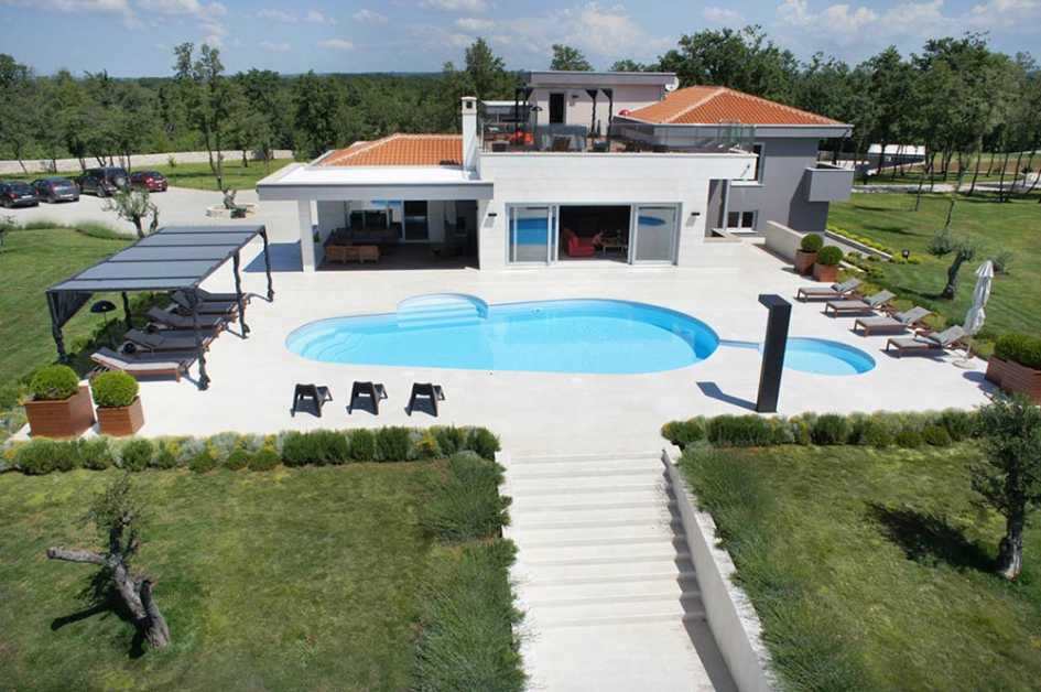Čelní pohled na vilu na Istrii se soukromím na prodej.
