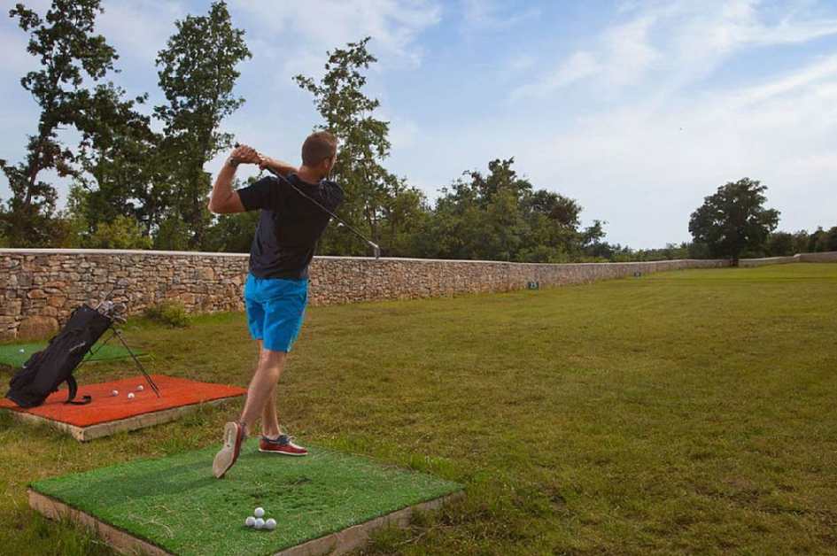 Vila na prodej v Chorvatsku má golfový driving range 130 m.