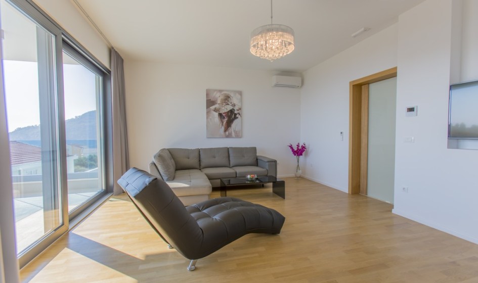 Obývací pokoj se vstupem na balkon.