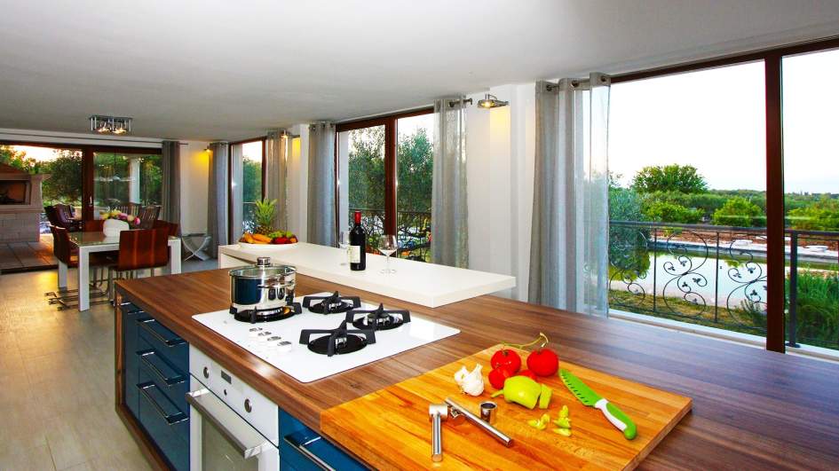 Pohled do kuchyně vily.