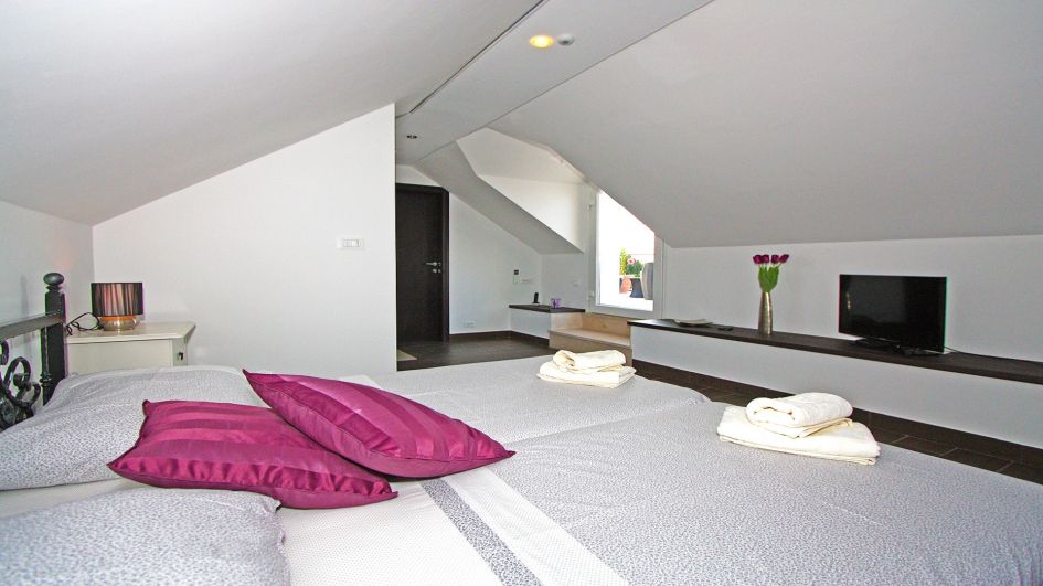 Jedna z ložnic. Nabídka nemovitostí H622 Chorvatsko.