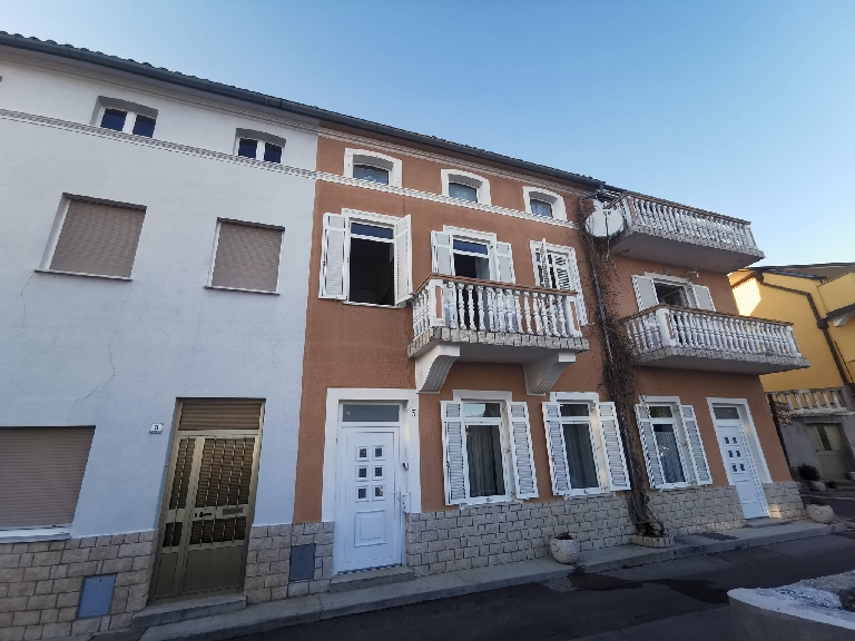 Dům se dvěma bytovými jednotkami na prodej v Crikvenici, Kvarnerský záliv.