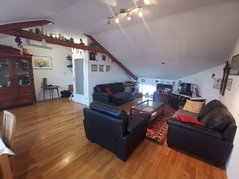 Krásně zařízený obývací pokoj nemovitosti H631 v Chorvatsku.