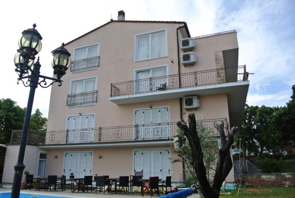 Další pohled zvenčí na malý hotel poblíž Puly, který je na prodej