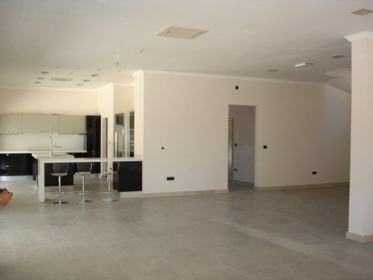 Moderní koncept pokoje s velkými pokoji.