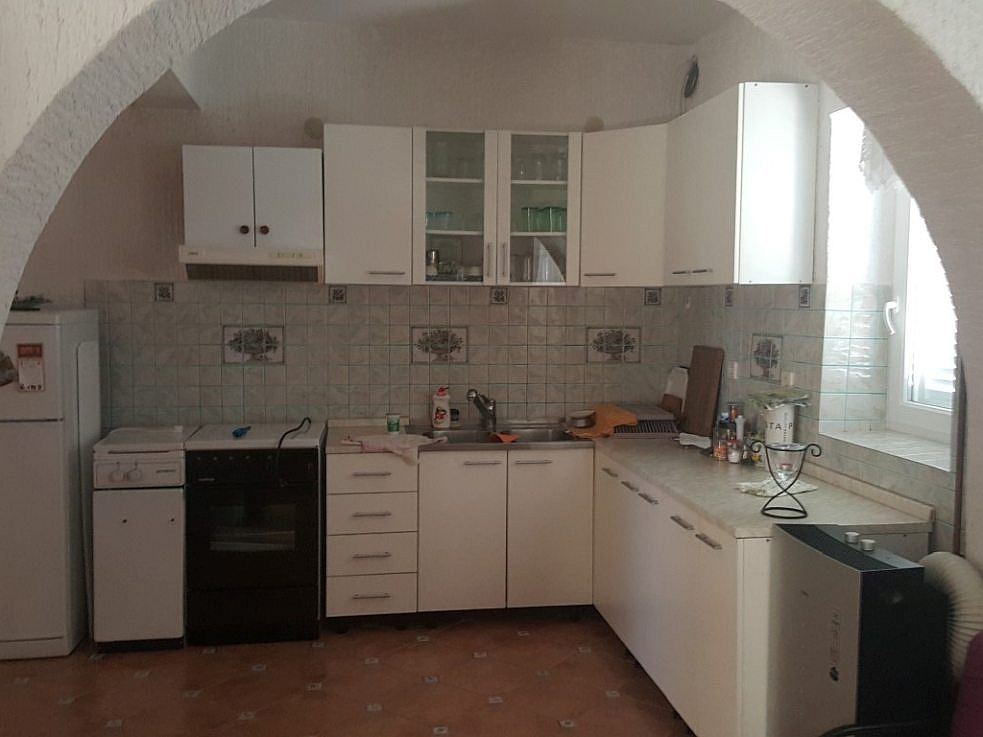 Jedna z kuchyní vily na Pagu, která je na prodej