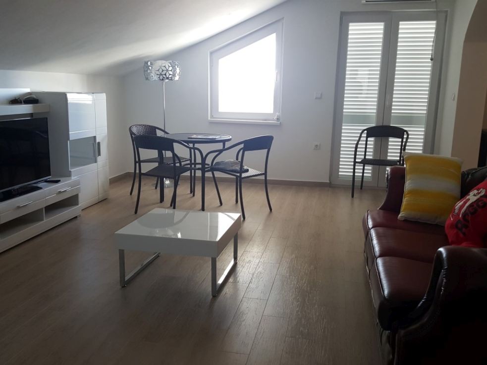 Jeden z rekonstruovaných obývacích pokojů s kuchyní v činžovní vile, která je na prodej