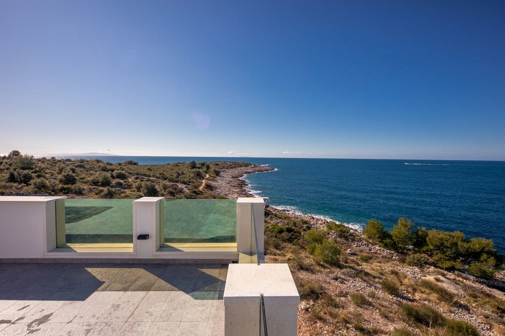 Vila ve 2. řadě u moře nedaleko Rogoznice v Chorvatsku.