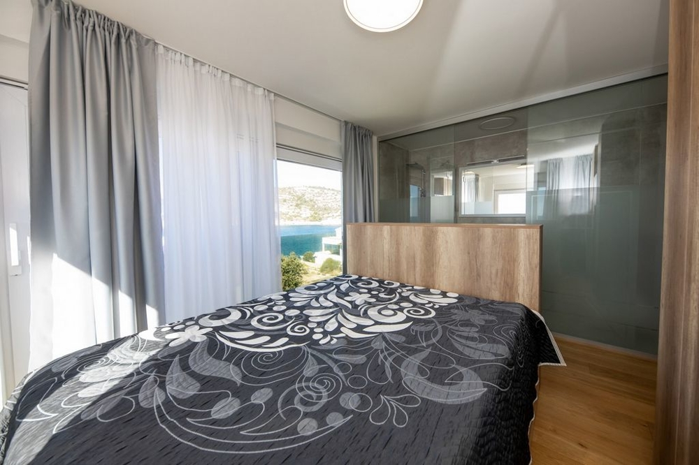 Ložnice s výhledem na moře.