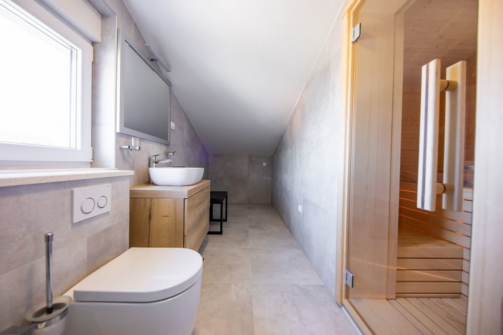 Pohled do koupelny se saunou nemovitosti H742 u Rogoznice v Chorvatsku.