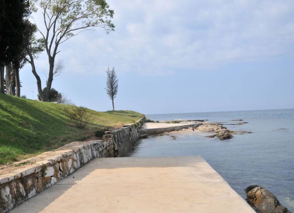 Pláž přímořské vily u Umagu, která je na prodej.