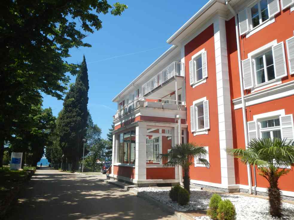 Vchod do apartmánové vily přímo u moře v blízkosti golfového hřiště Crvenh Vir