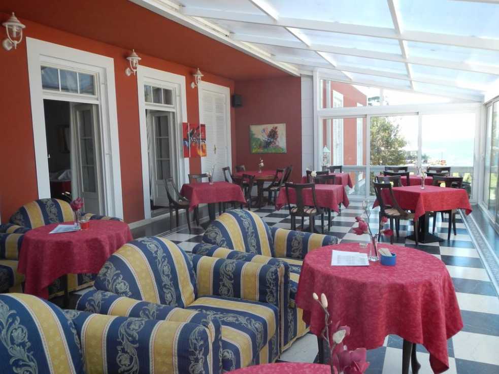 Vstupní hala vily v blízkosti golfového hřiště v Chorvatsku, která je na prodej.