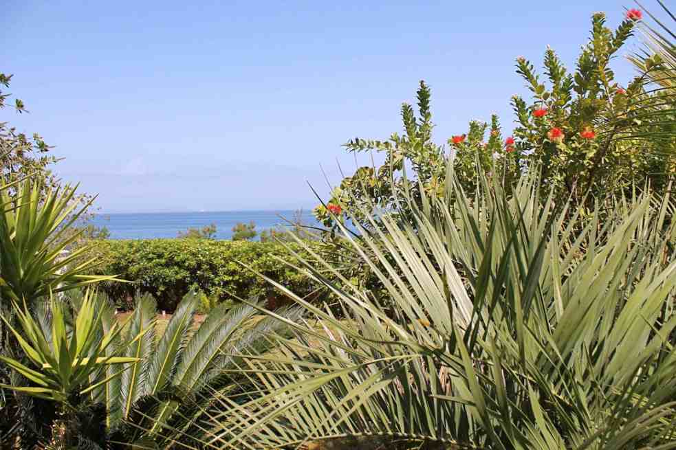 Pohled ze zahrady na břeh moře.