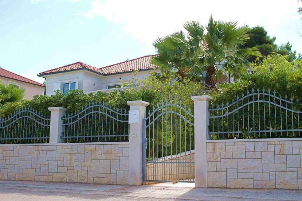 Vila v 1. řadě na nábřeží v Chorvatsku na prodej.