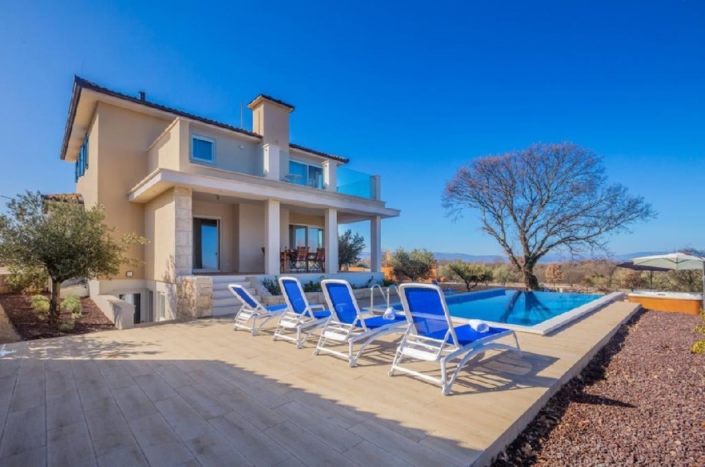 Vysoce kvalitní a moderní interiér nemovitosti H842.