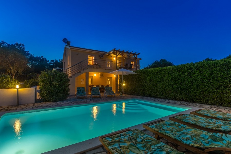 Dům se dvěma apartmány a bazénem na ostrově Krk v severním Chorvatsku.