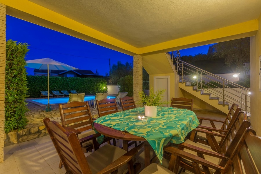 Terasa v přízemí a výhled na moře, nemovitost na ostrově Krk v Chorvatsku.