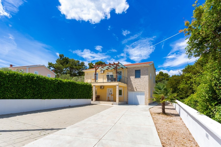 Přístup a čelní pohled na dům H876 na Krku.