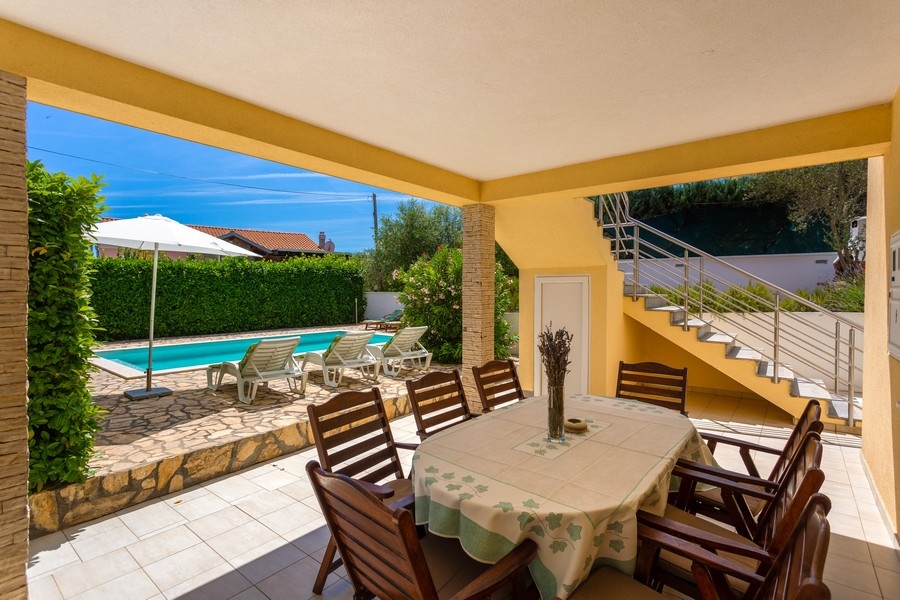 Obývací pokoj s kuchyní a jídelním koutem v přízemí.