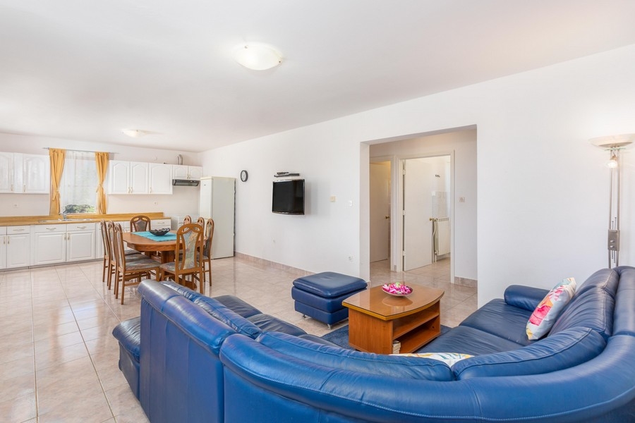 Terasa v horním patře s výhledem do zeleně.