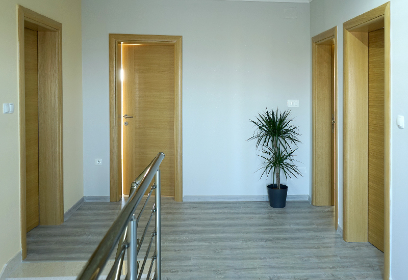 Pohled na nově postavenou vilu za rozumnou cenu v Chorvatsku u moře.