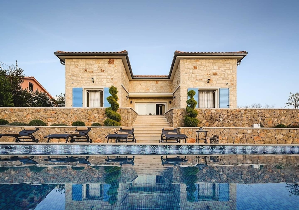 Nový kamenný dům s výhledem na moře a bazénem ve středomořském stylu na prodej na ostrově Krk v Chorvatsku.