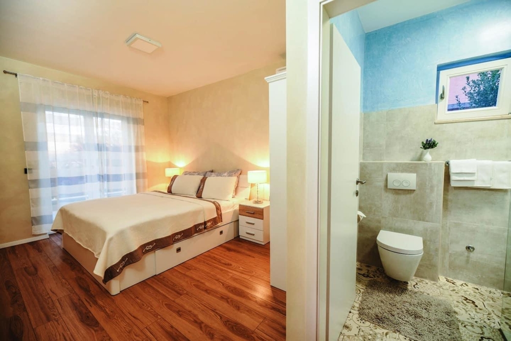 ložnice a koupelna.